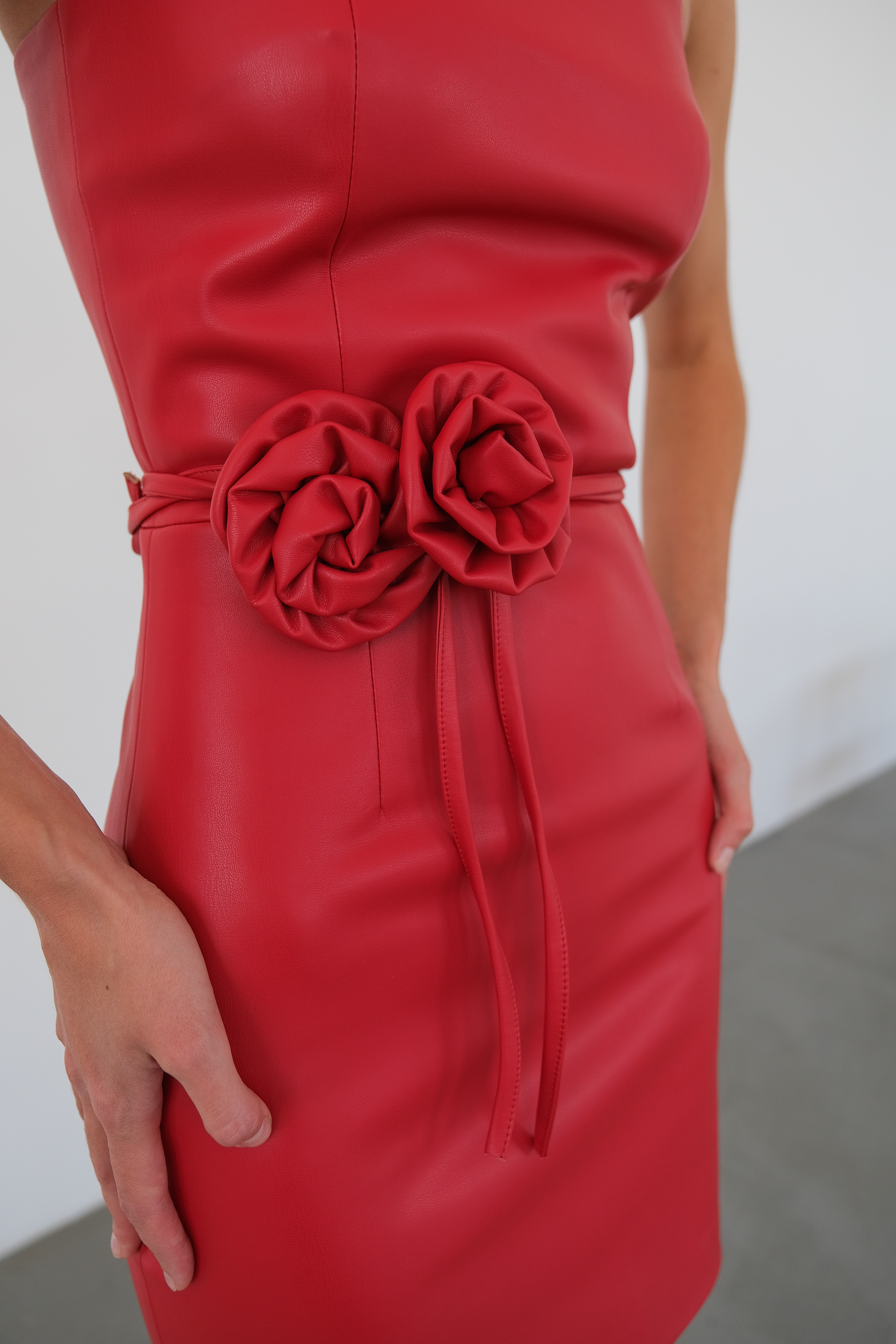 Платье красное эко кожа с розой