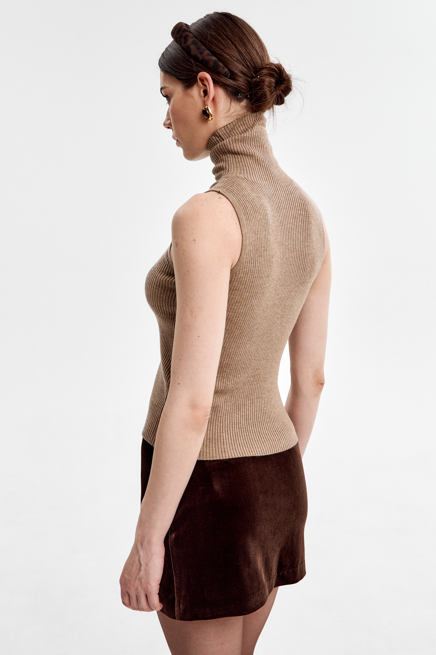 Топ с воротником стойка