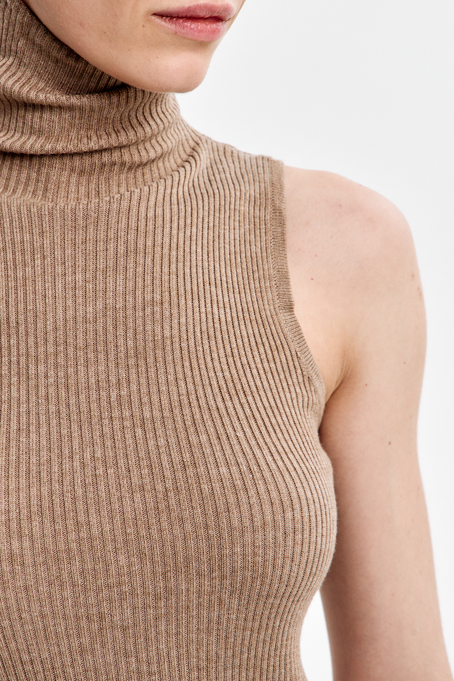 Топ с воротником стойка