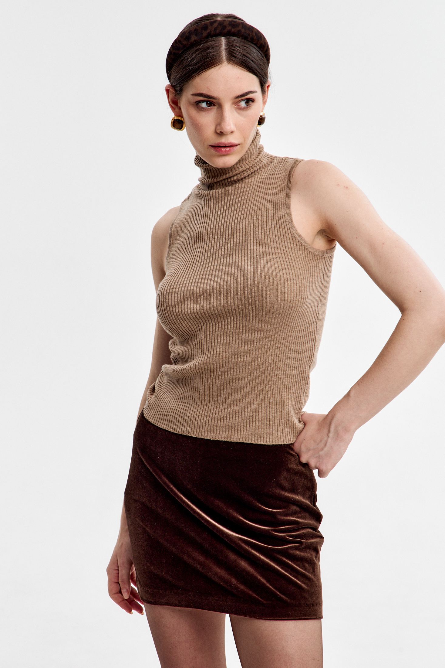 Топ с воротником стойка