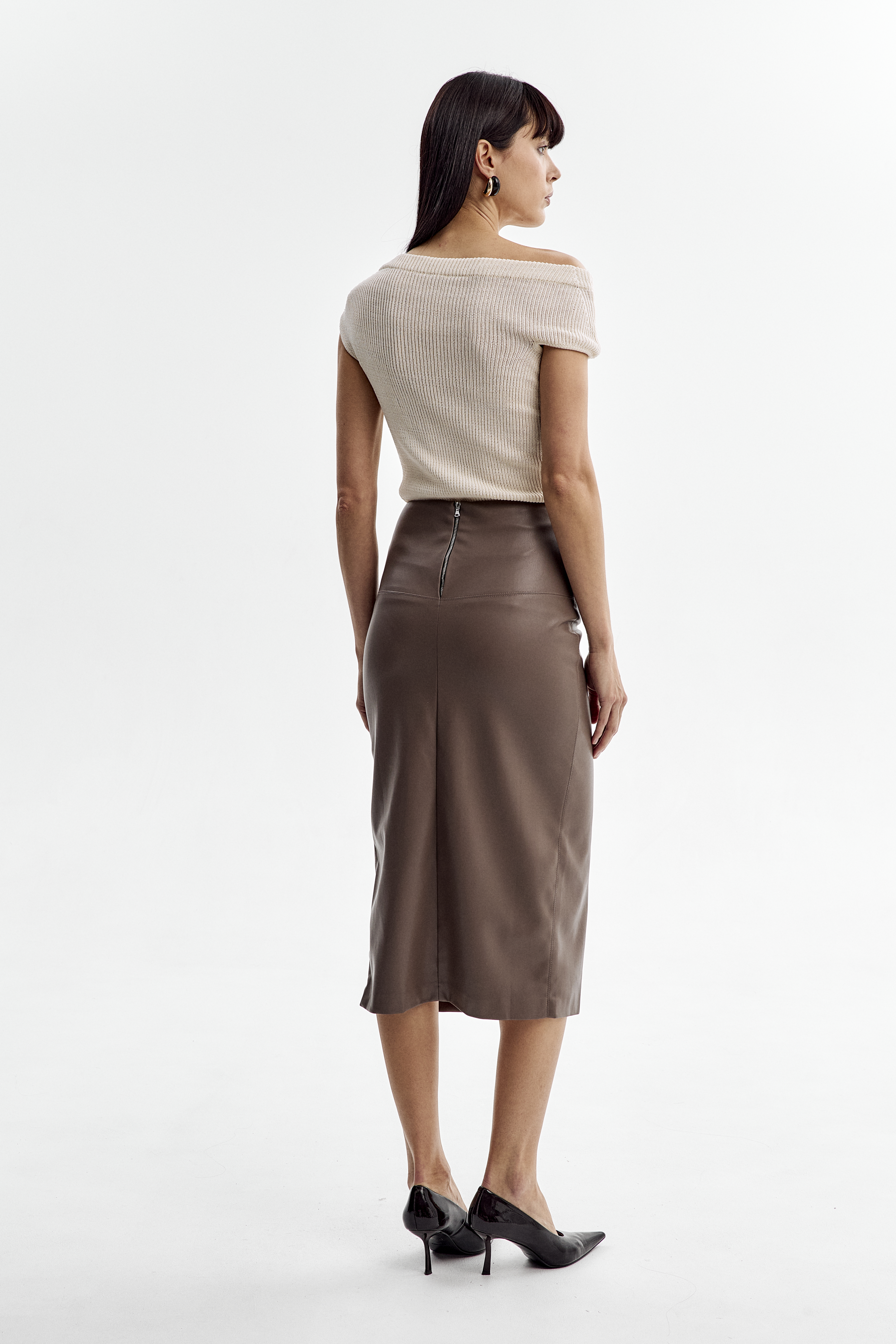 Юбка из эко кожи с разрезом