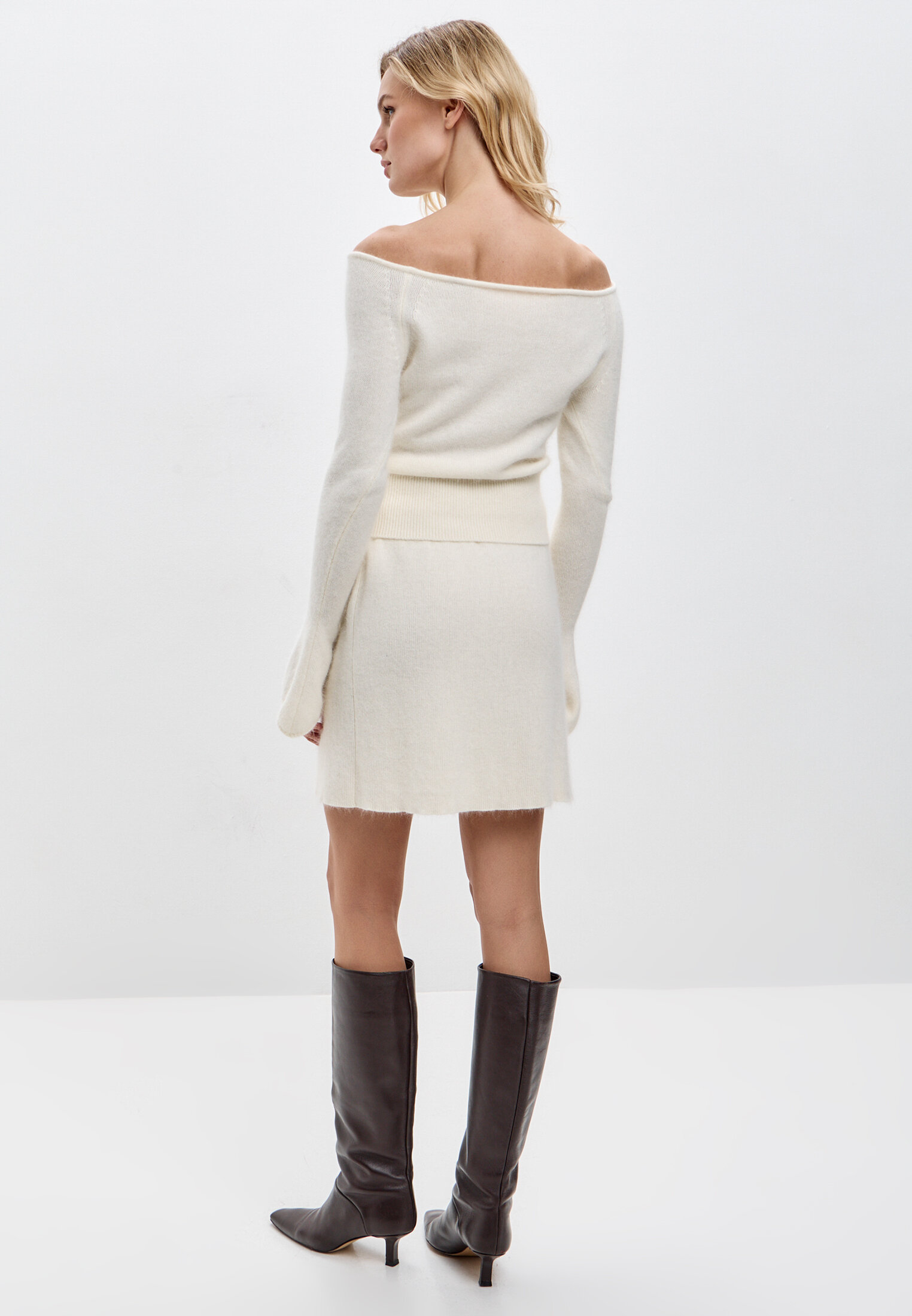 Джемпер с открытыми плечами