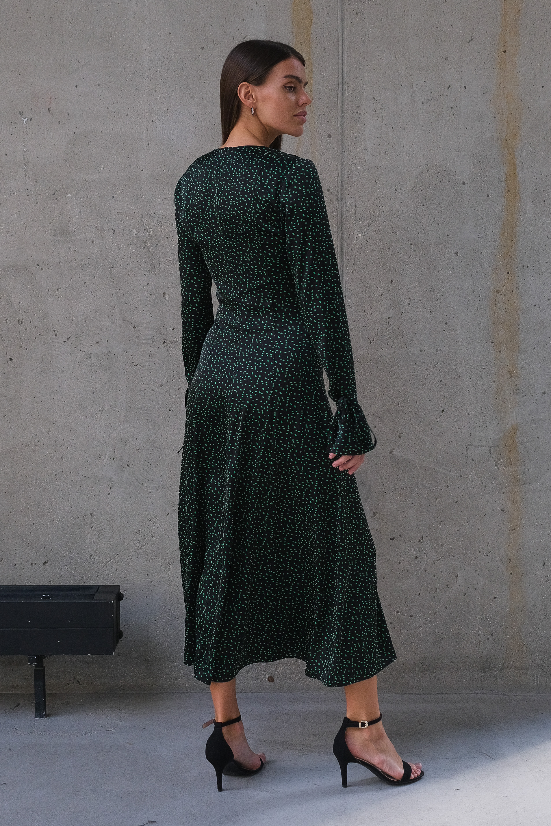 Платье черное принт зеленый горох