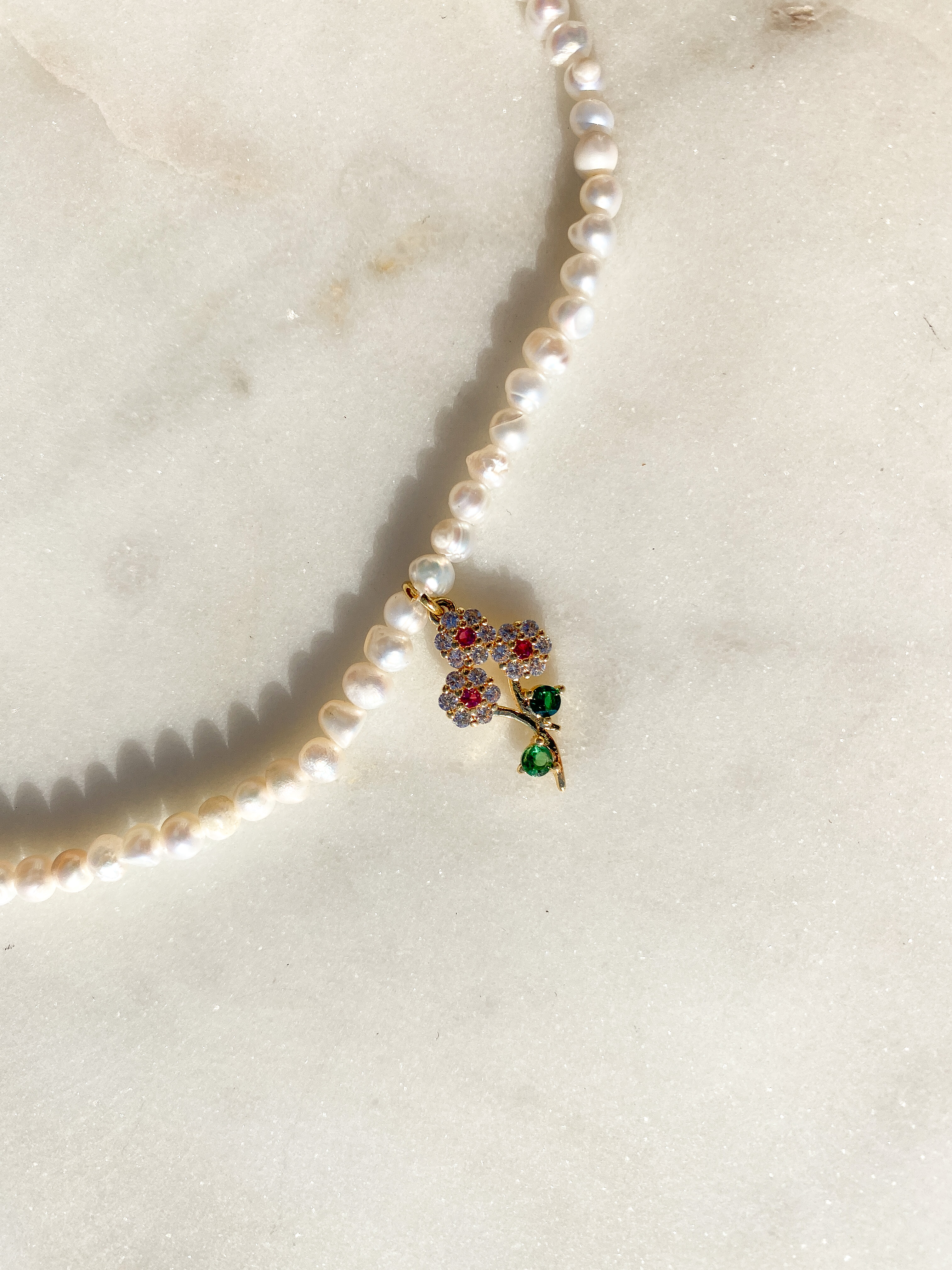 Ожерелье из жемчуга с подвеской цветы