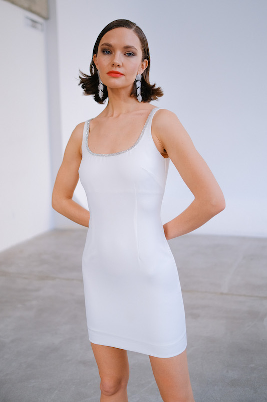Платье мини со стразами белое 