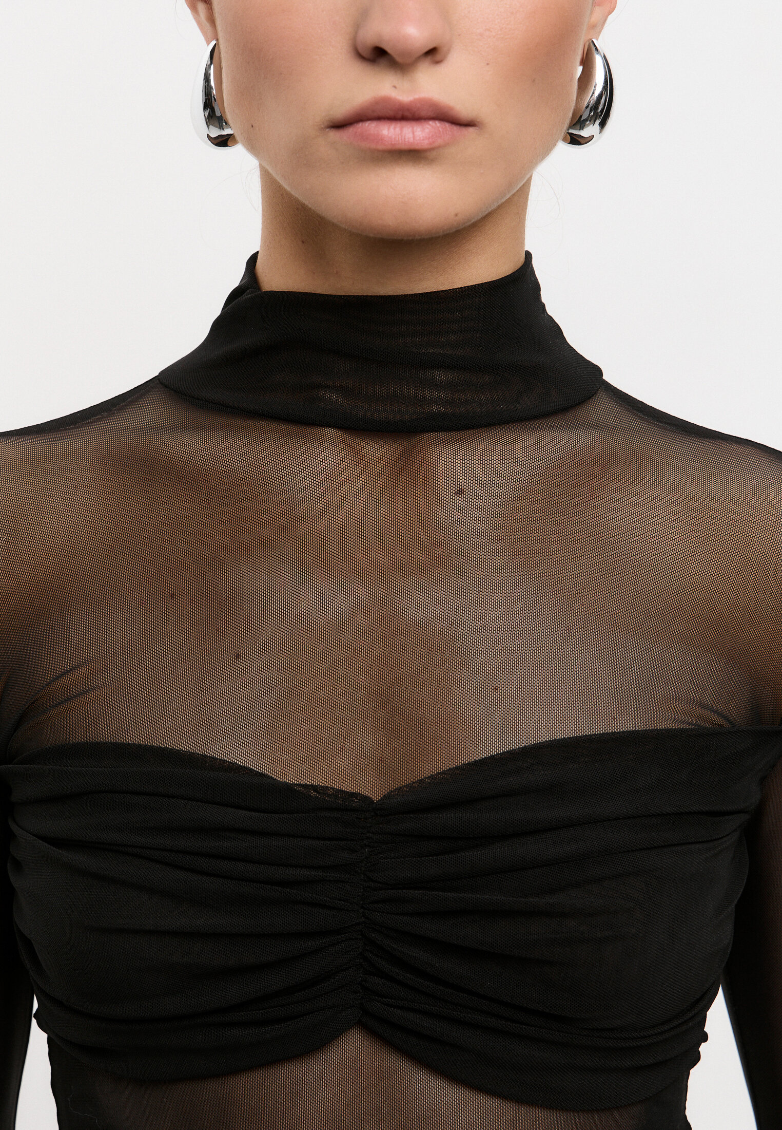 Топ из сетки с перекрутом 