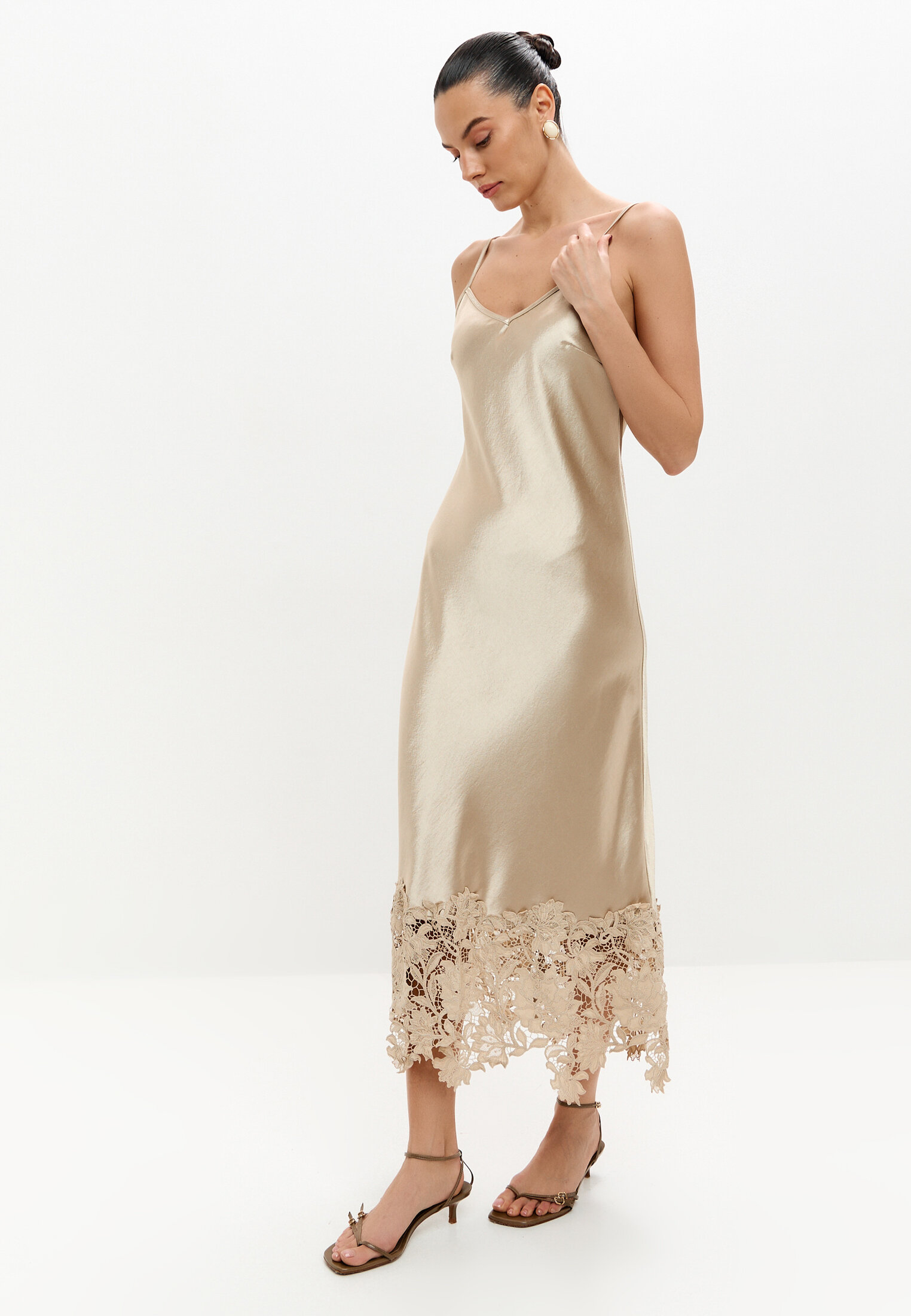 Платье-комбинация с кружевом