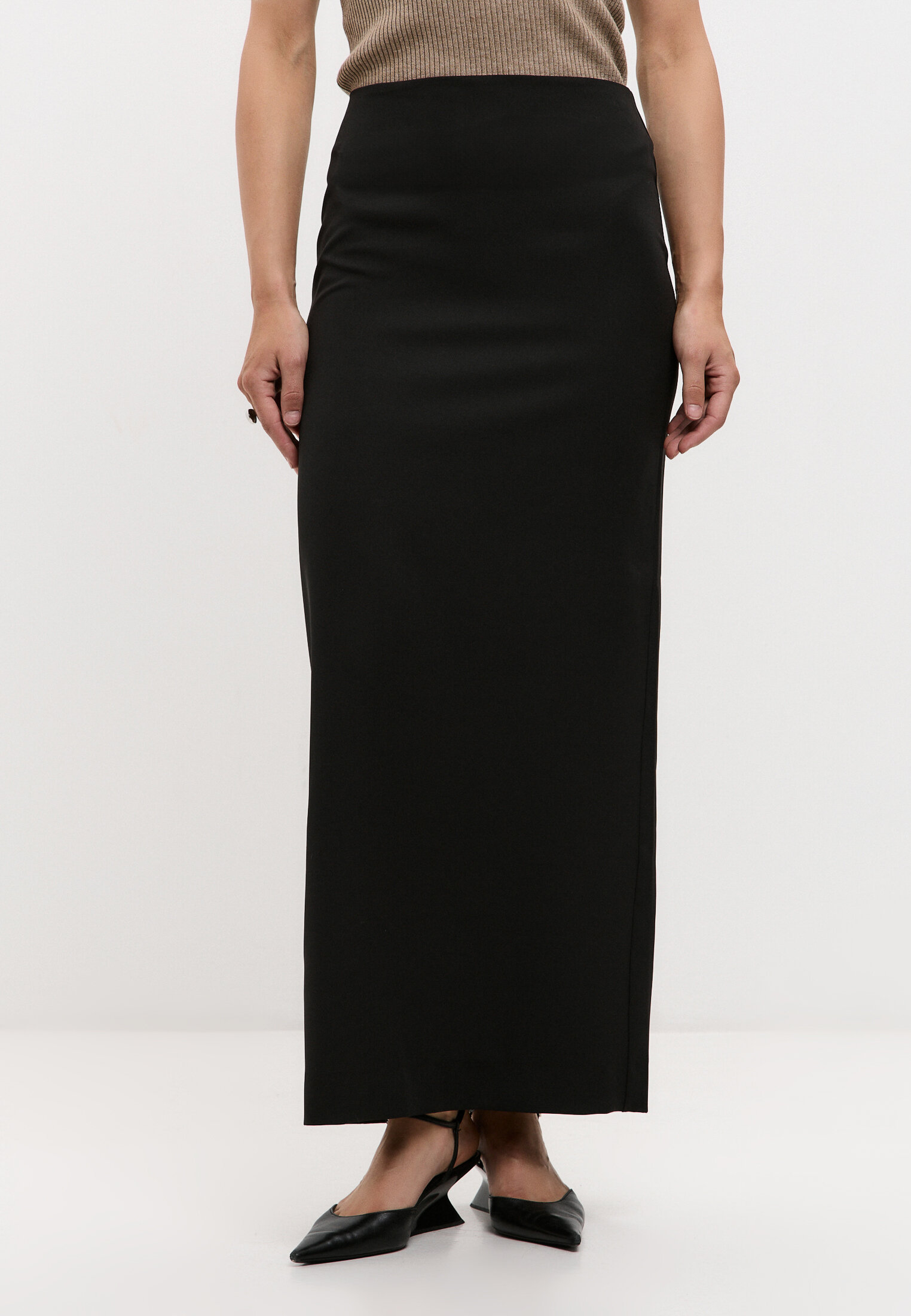 Юбка черная с разрезом