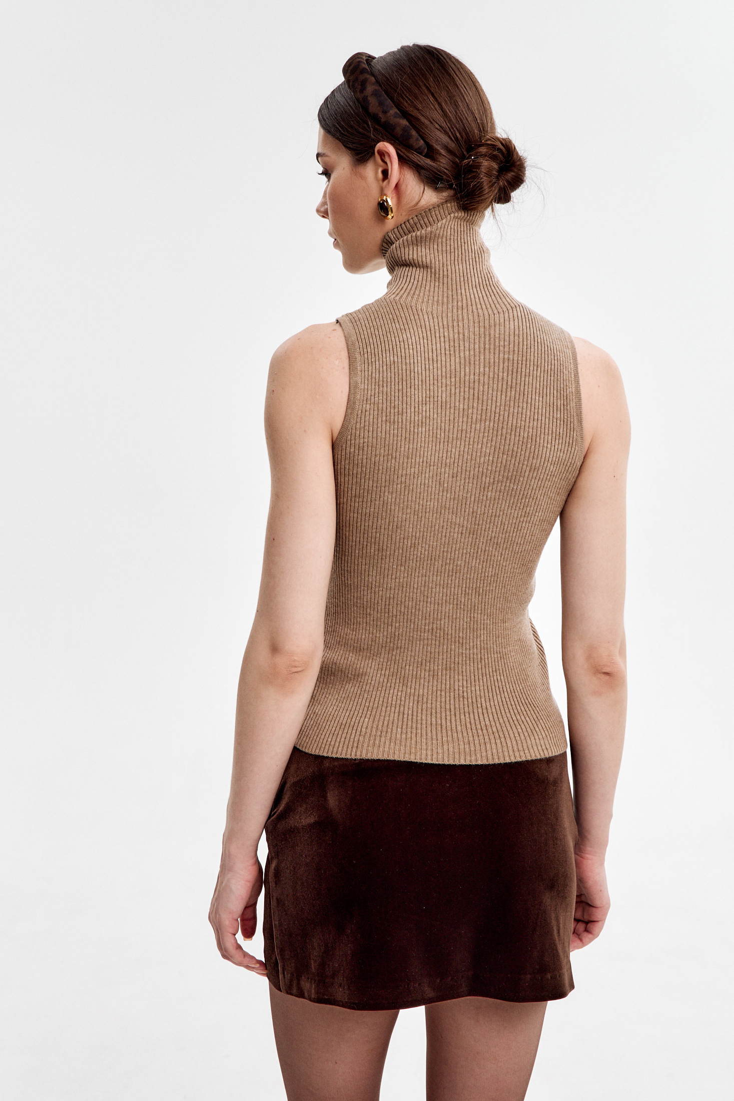 Топ с воротником стойка