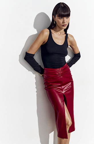 Юбка из эко кожи с разрезом 