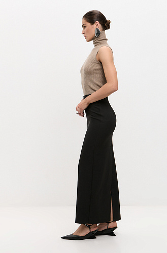 Юбка черная с разрезом