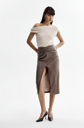 Юбка из эко кожи с разрезом