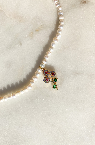 Ожерелье из жемчуга с подвеской цветы
